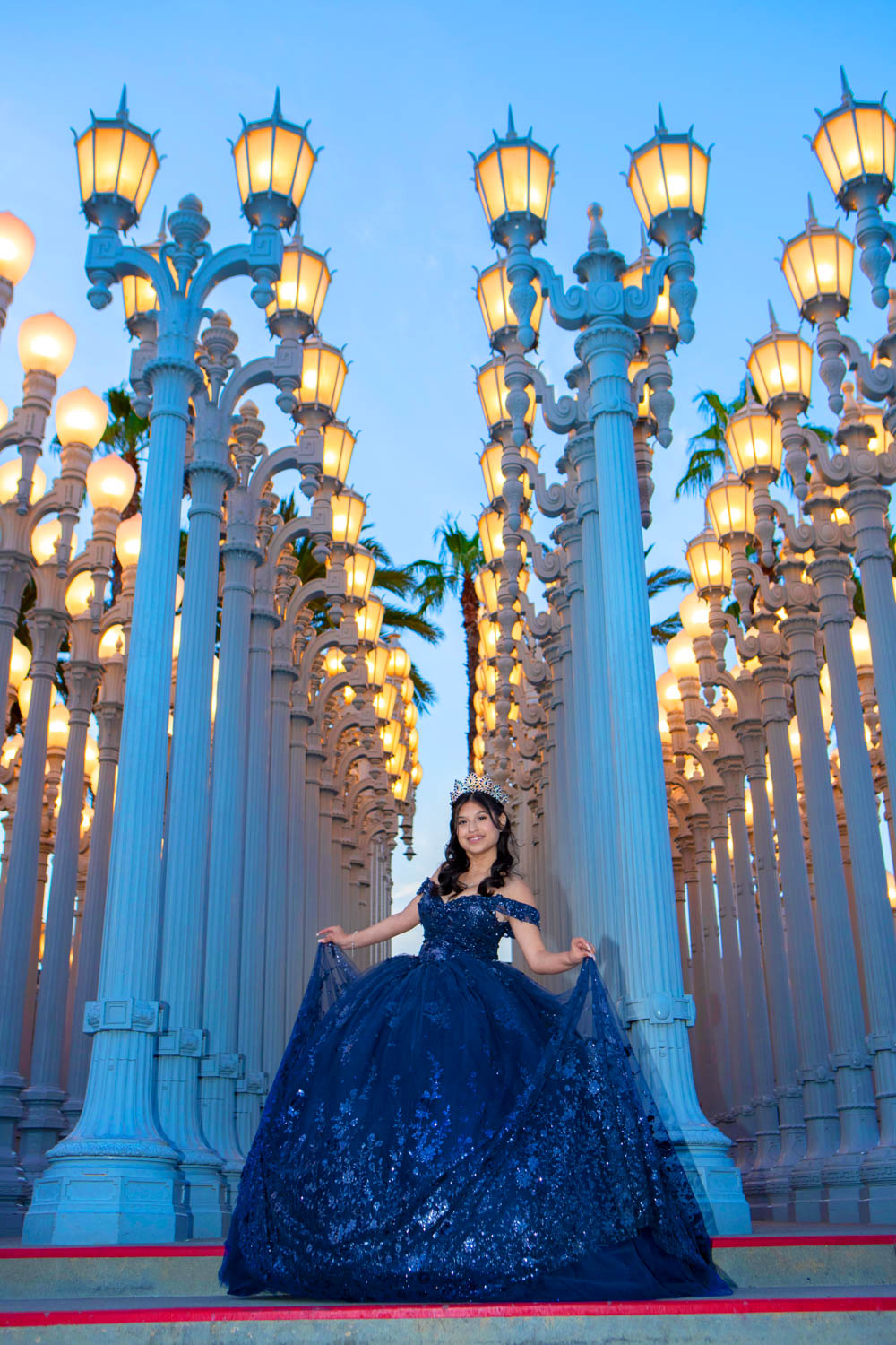 Quinceañera entre farolas iluminadas