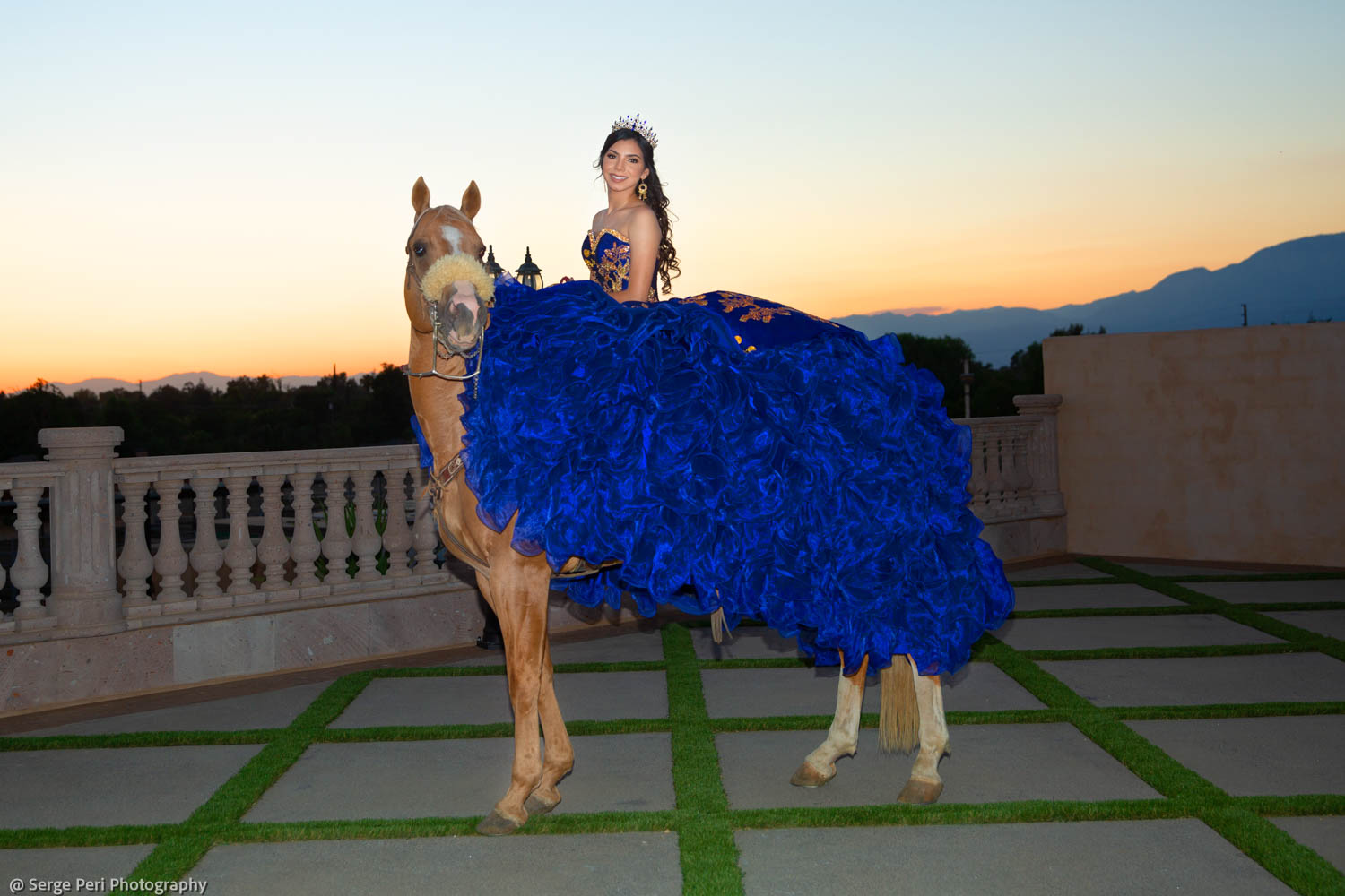 Retrato a caballo con vestido azul al atardecer