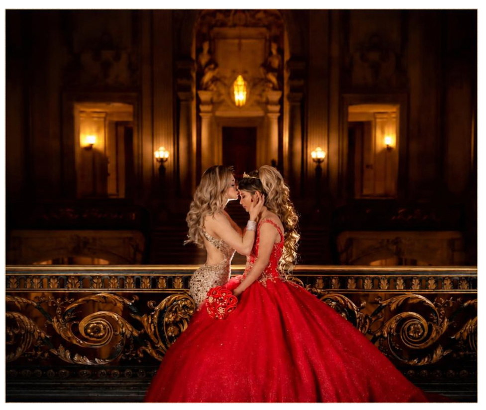 Quinceañera en vestido rojo durante una sesión fotográfica