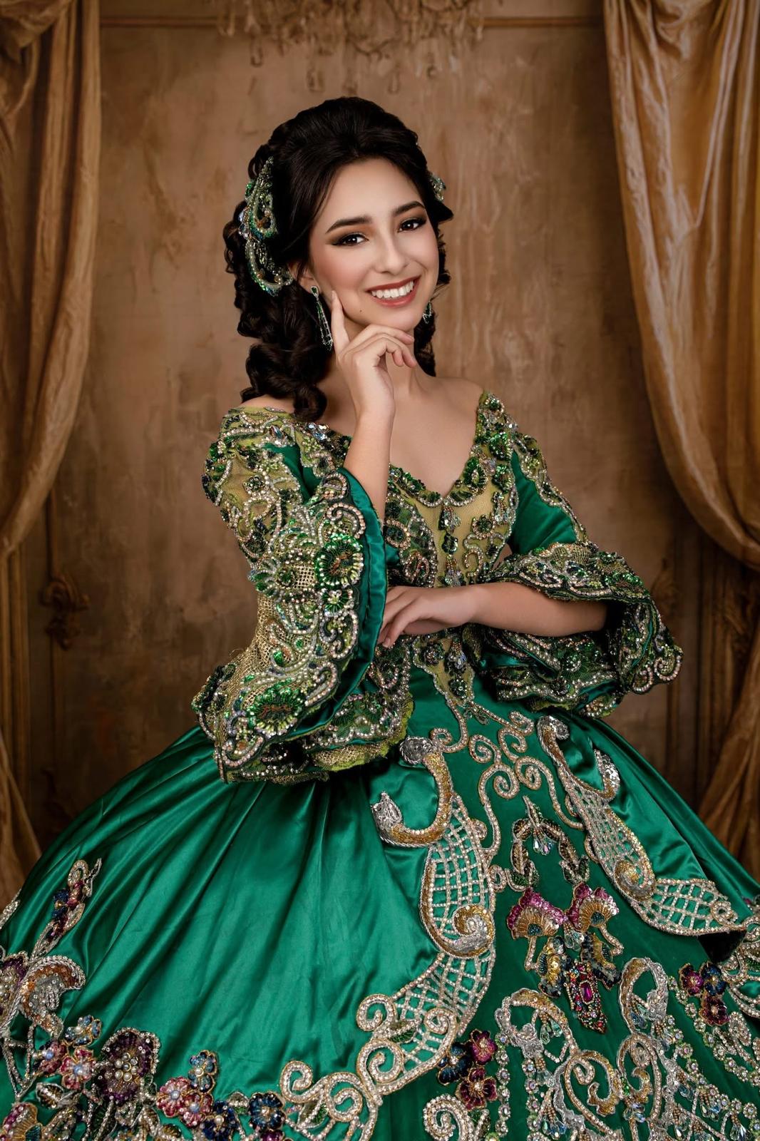 Quinceañera con vestido verde esmeralda y bordados dorados